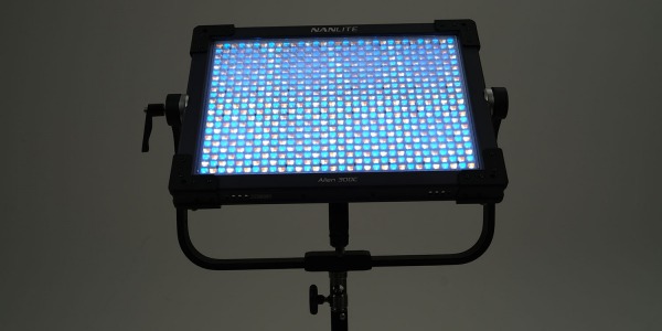 Nanlite Alien 150C y 300C. Panel de luz LED RGBWW.  IP55